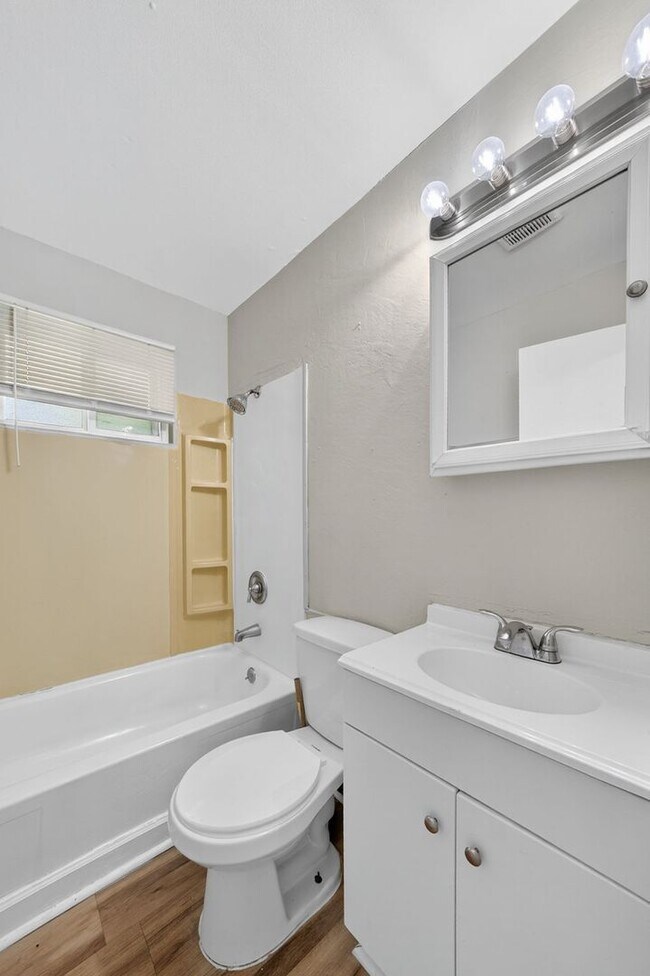 Building Photo - 10772 Spring Garden Dr
