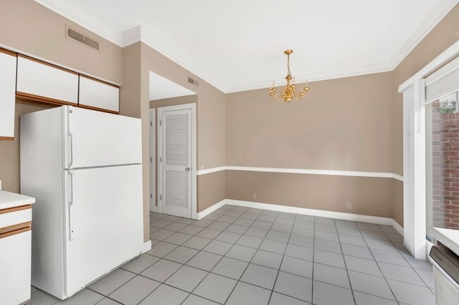 Building Photo - Awesome 2BE/2.5BA condo in Green Hills!