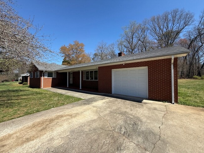 Building Photo - 831 Delmonte Dr NW