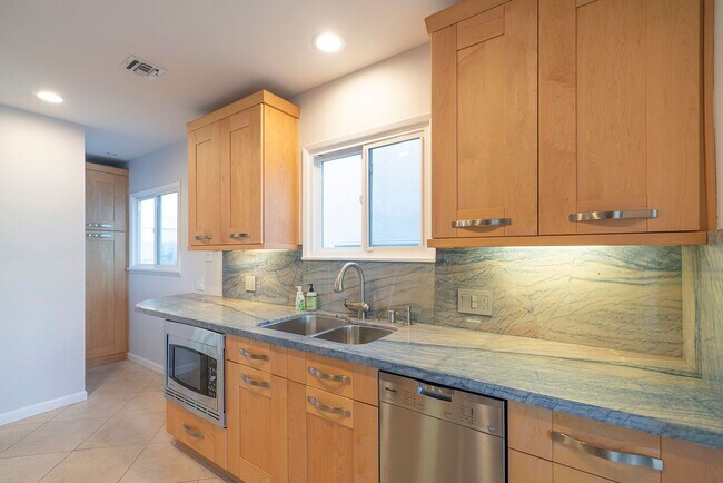 Building Photo - Warm & Inviting Manhattan Beach Rental Home!
