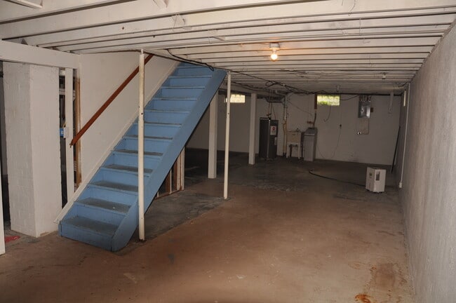 Building Photo - 900 Franora Dr