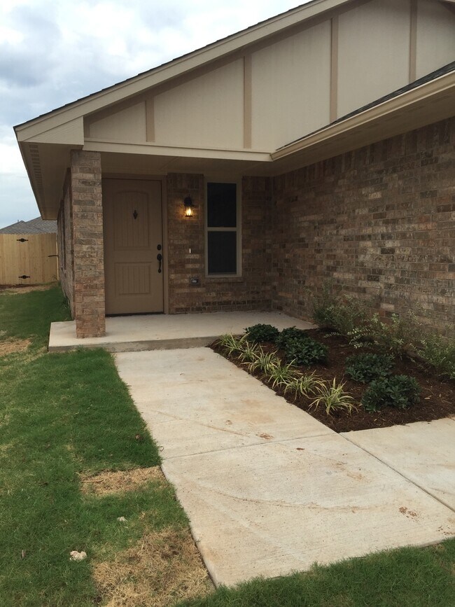 Building Photo - Three Bedroom Home Available for Lease in ...