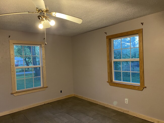 Building Photo - Daisy Ln