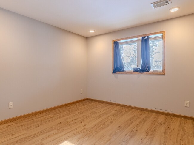 Building Photo - 2630 Glencairin Dr NW