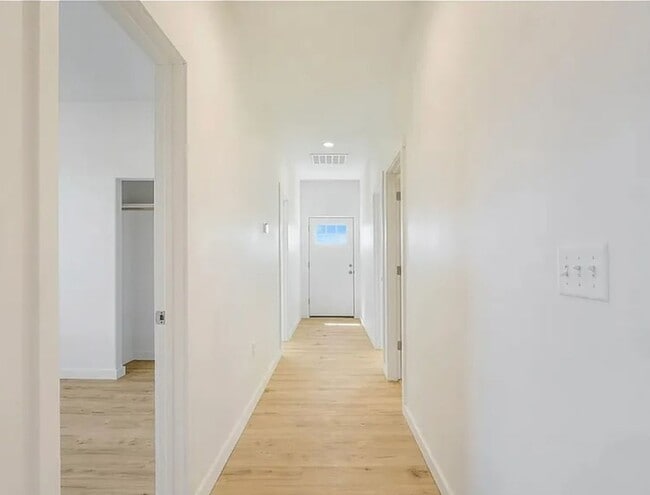 Building Photo - 4 Bedroom Home w/ Spacious Yard!