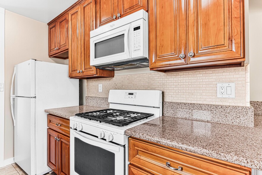 Building Photo - 1460 Gaviota Ave