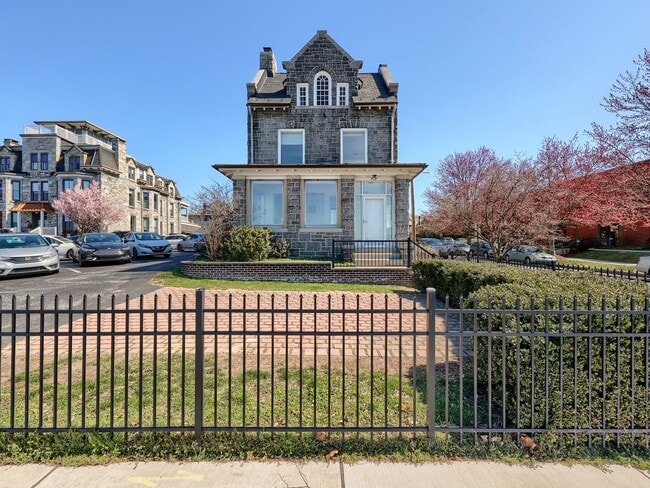 Building Photo - 1701 N Front St