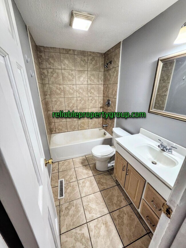 Building Photo - New Listing in Fort Wayne