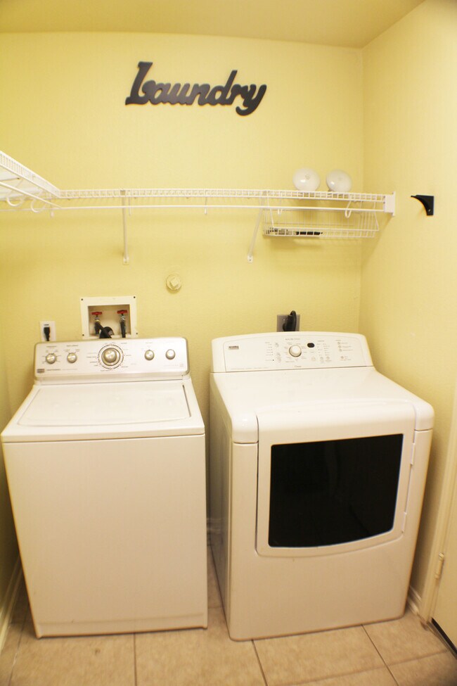 Building Photo - Beautiful Rental now available in Thistle ...