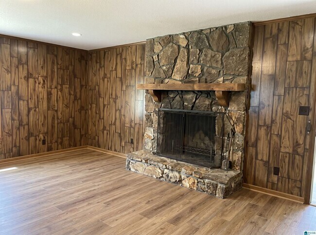 Building Photo - NOW AVAILABLE – $1,340/MONTH - Housing Vouchers Accepted