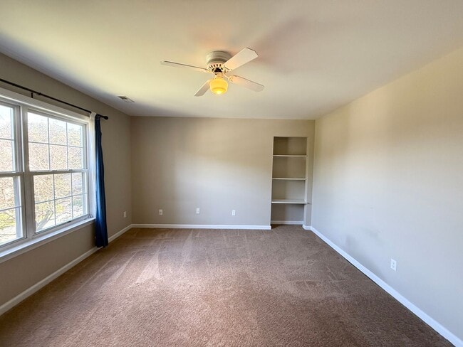 Building Photo - 1721 Honeysuckle Ln