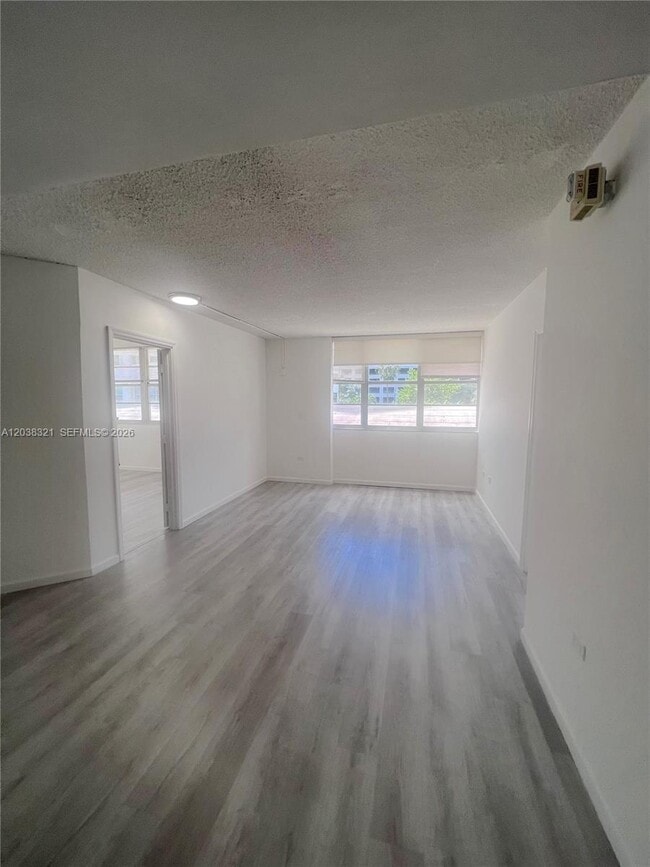 Building Photo - 801 Brickell Bay Dr