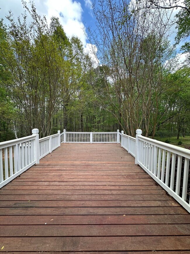 Building Photo - Move-In ready 3-bedroom 2-bathroom house on the Eastside