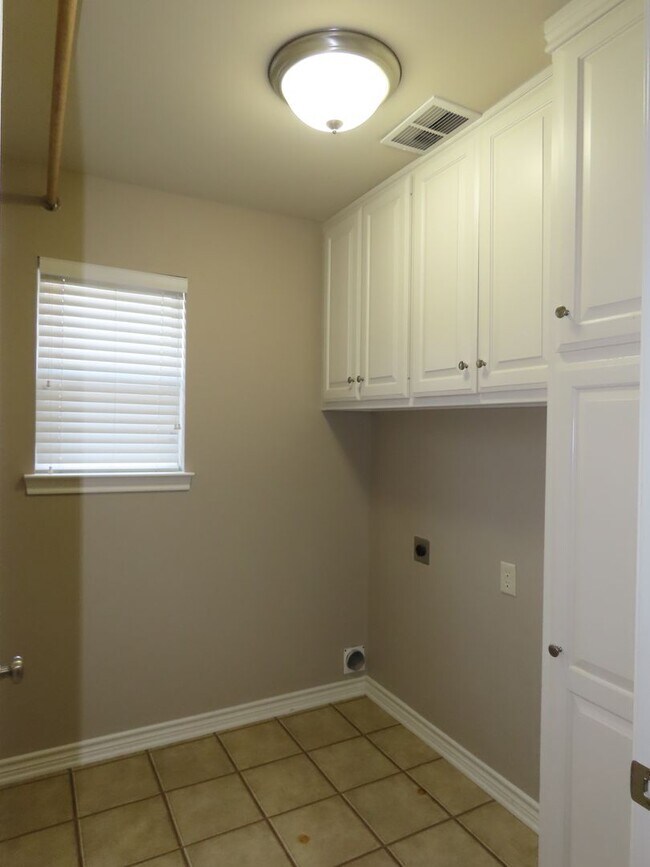 Building Photo - Stunning 3 Bedroom, 2 Story w/Bonus Room in South Tyler!