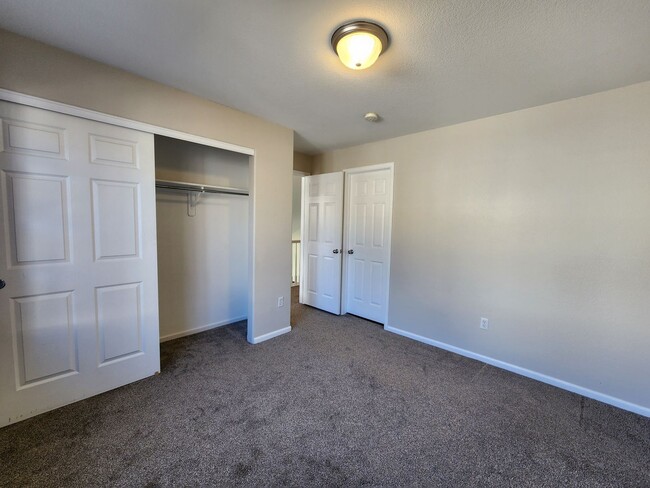 Building Photo - Corner Unit 2 Bed Townhome