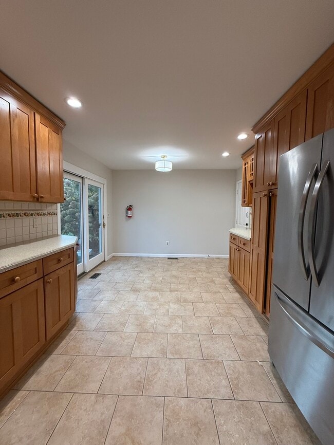 Building Photo - 16 Meadowview Dr