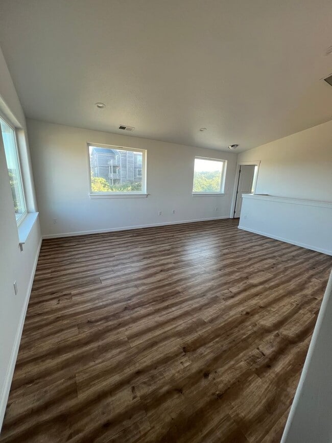 Building Photo - Beautiful 3 bedroom, 2 1/2 bath House with Ocean View!