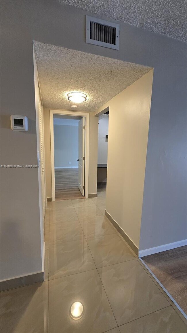 Building Photo - 1000 Parkview Dr