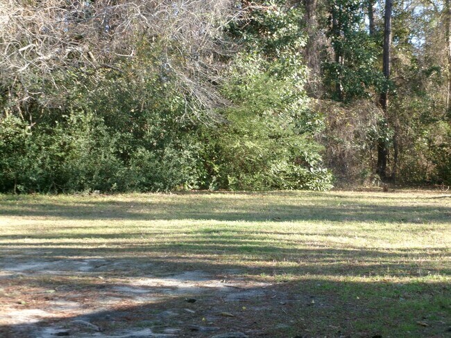 Building Photo - 3 bedroom, 1 bath home conveniently locate...