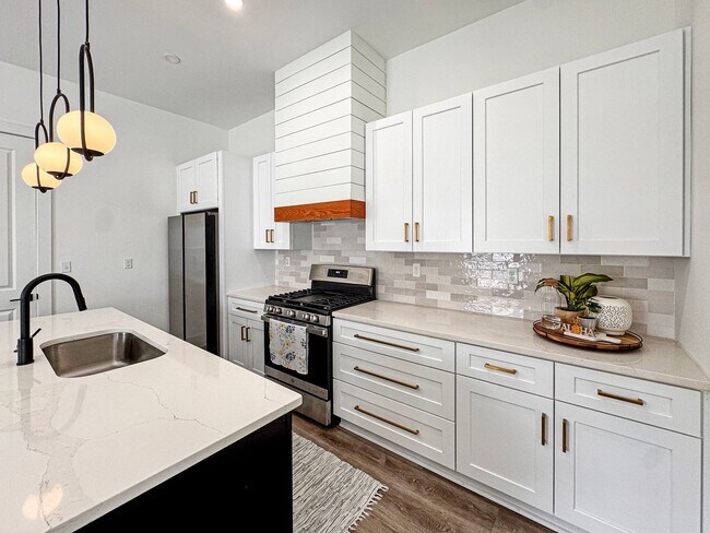 Building Photo - Newer Construction Meets Historic Cooper Young Charm • 5bd / 3ba