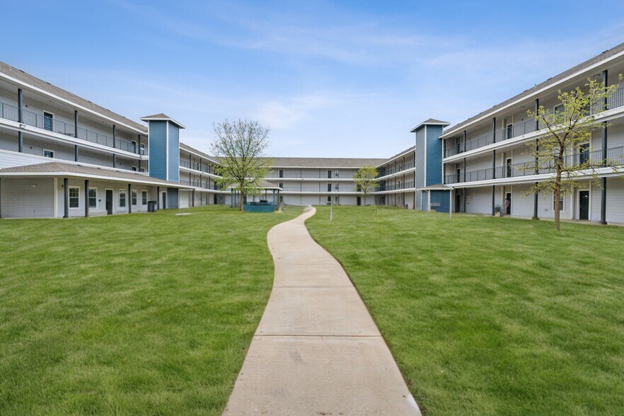 Building Photo - Creek Crossing Seniors