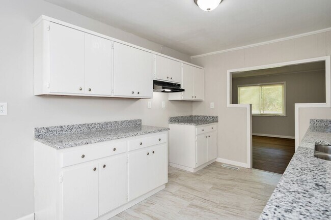 Building Photo - Exciting Opportunity! Charming 3 Bedroom Home in a Prime Location!