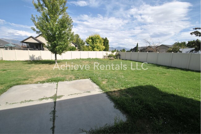 Building Photo - 564 800 E