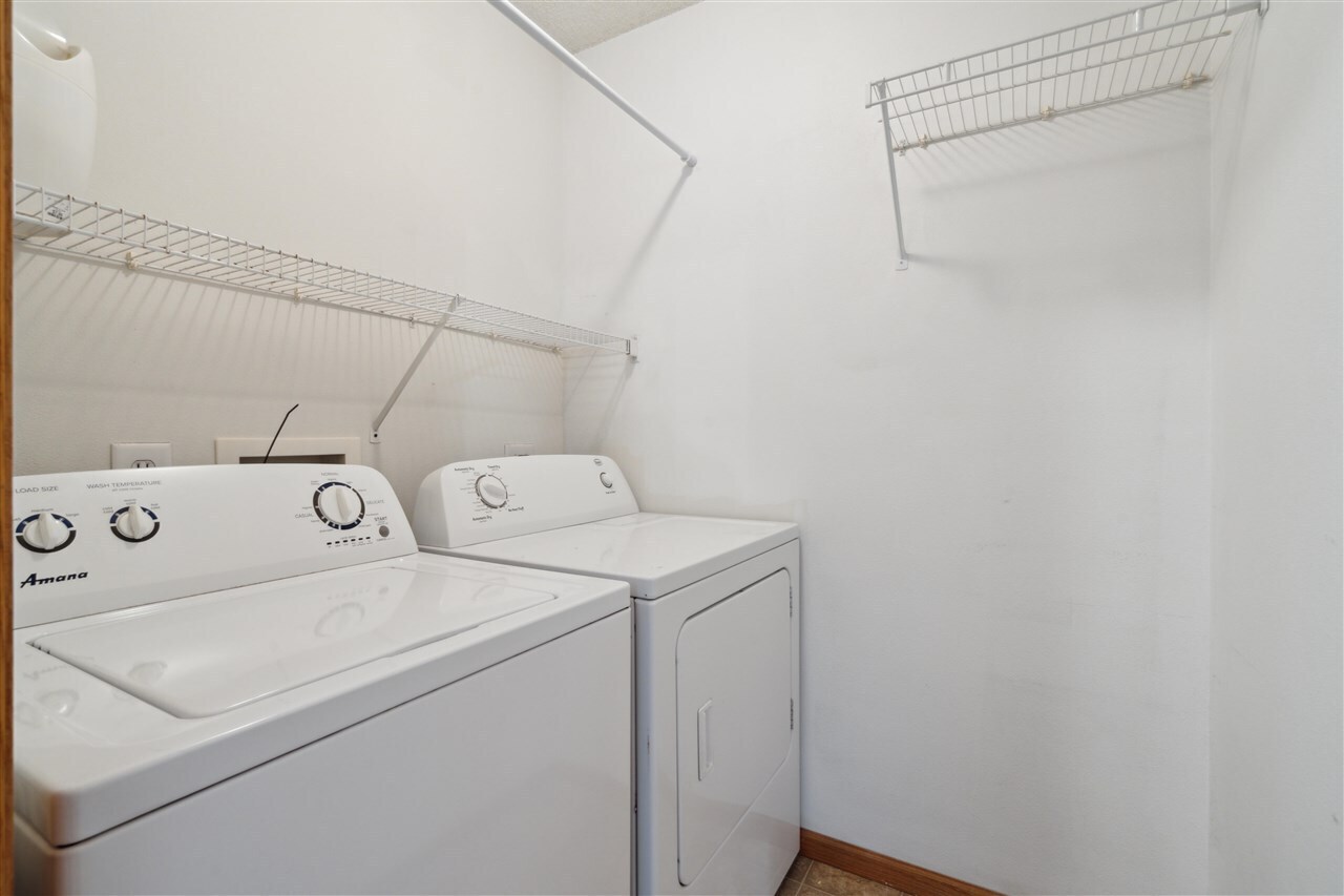 Building Photo - 533 E Goldfinch Dr