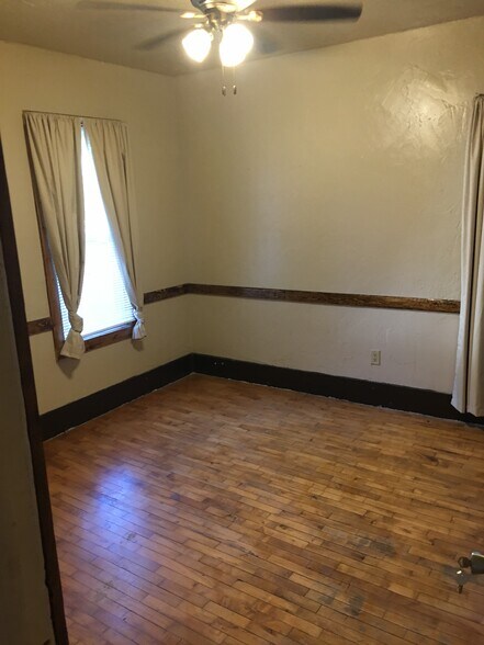 Huge Bedroom, ceiling fan - 846 McKinley St