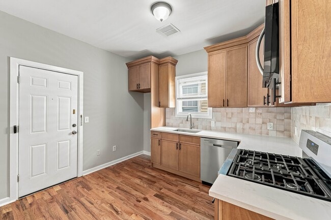 Building Photo - 422 Woodside Ave