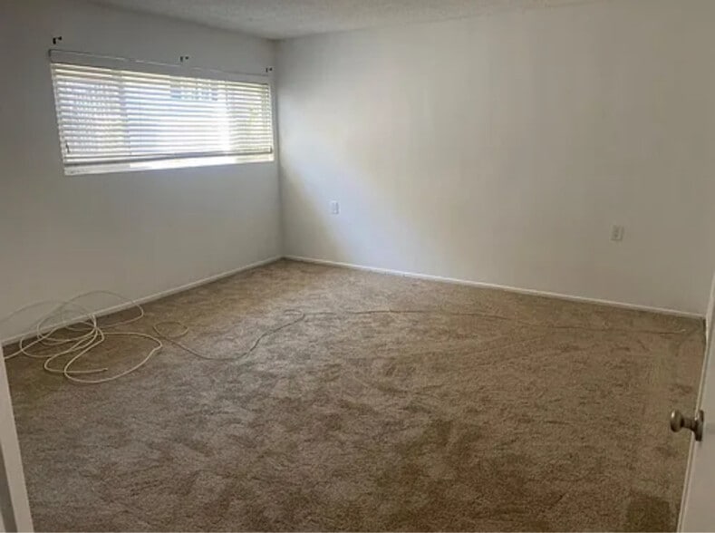 Building Photo - 221 N Juanita Ave