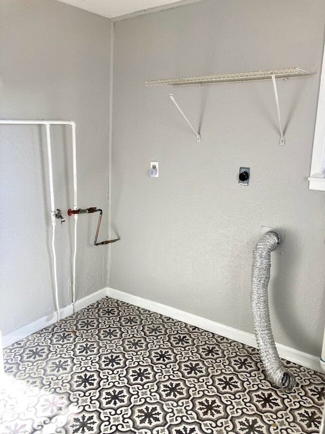 Building Photo - Single Family Home for Rent in Dodge City