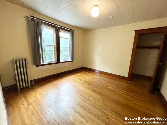 Building Photo - 2 Mission St