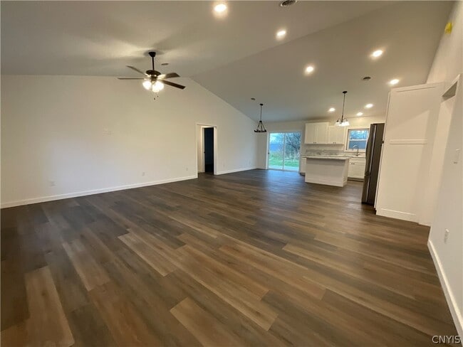 Building Photo - 32183 US-20