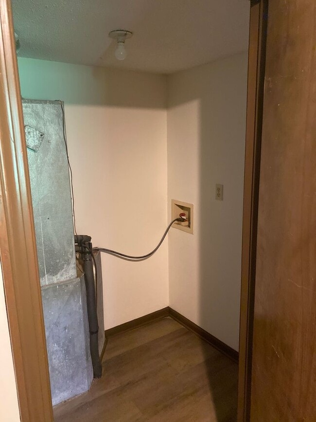 Building Photo - Newly Upgraded Townhouse