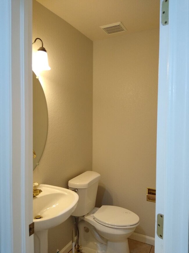 Building Photo - Fabulous Townhome Near Cherry Creek State ...