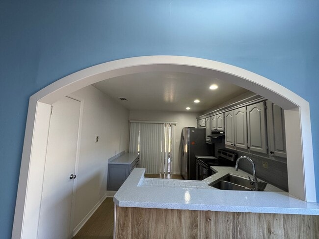Building Photo - Comfortable Duplex for Lease!