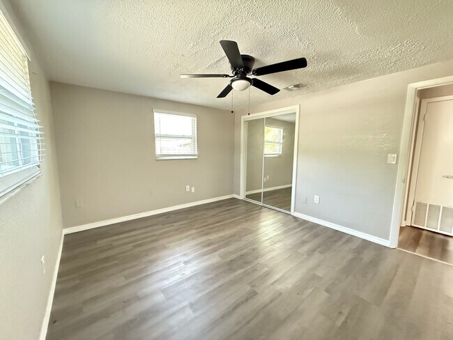 Building Photo - 2 Bedroom 1 Bath Duplex with Washer/Dryer!...