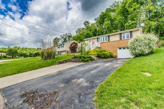 Building Photo - AVAILABLE MID-SEPTEMBER! Gorgeous 3-bedroo...