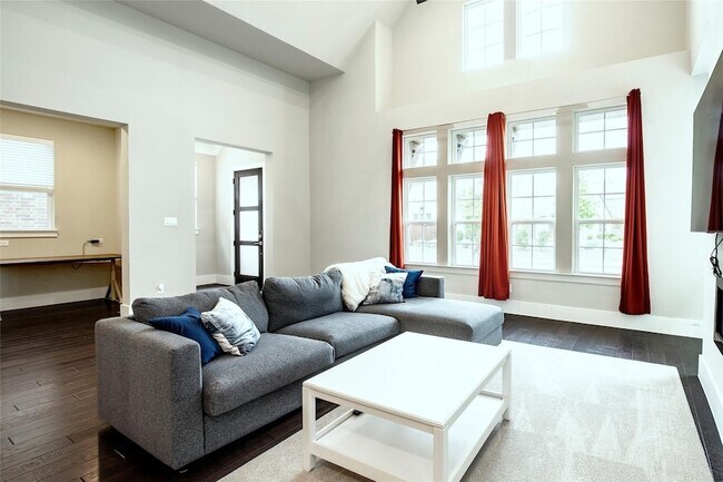 Building Photo - 6812 Royal Liverpool Dr