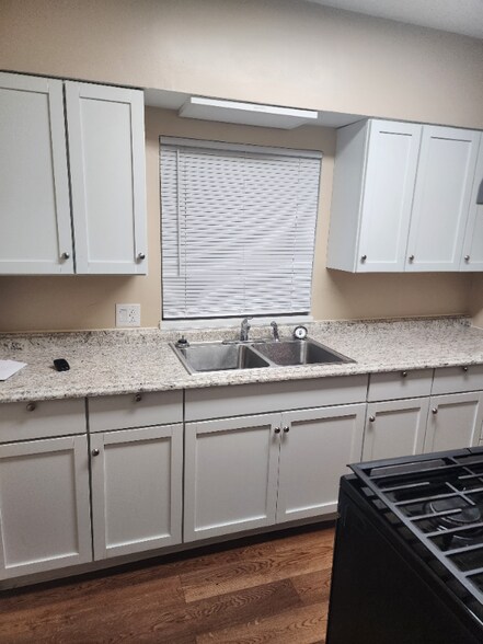 Building Photo - 3415 Riverside Dr