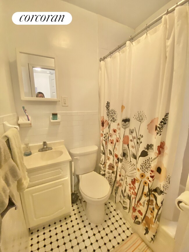 Building Photo - 413 E 70th St