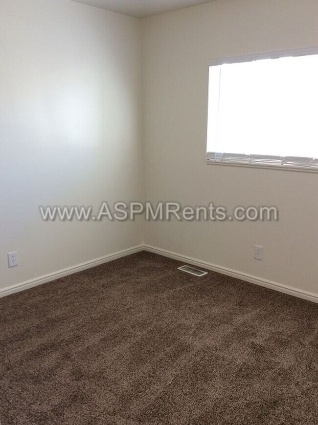 Building Photo - W Jordan Nice 3 Bed 2 Bath Townhome with pool