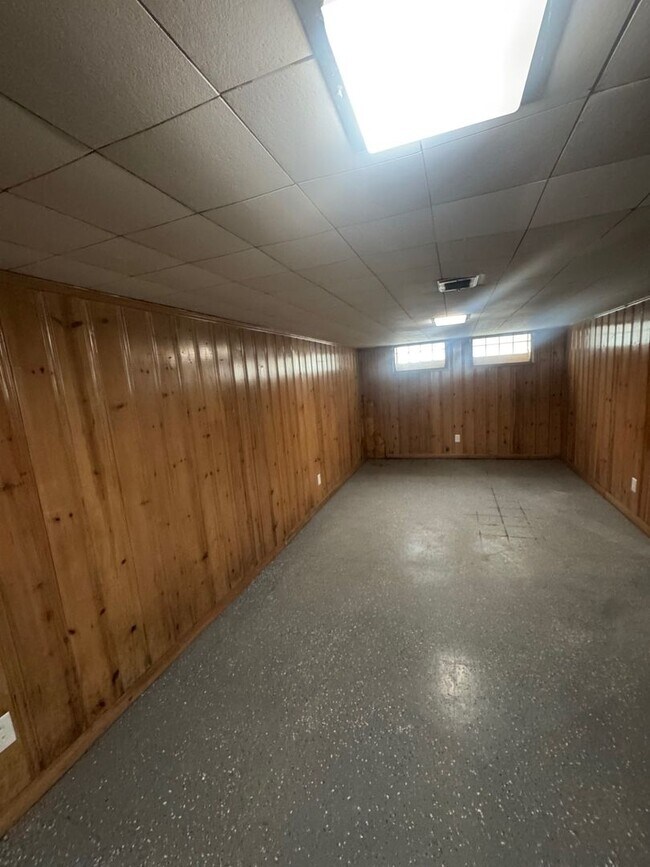 Building Photo - Charming 3-Bedroom Property in Prime Location