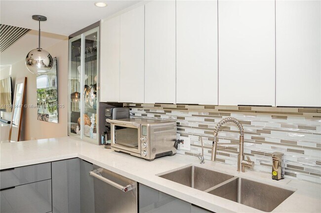 Building Photo - 3375 N Country Club Dr