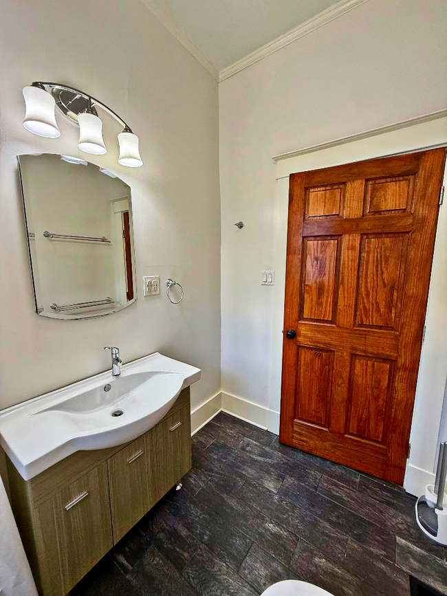 Building Photo - Beautifully Updated Historic Home in Midto...