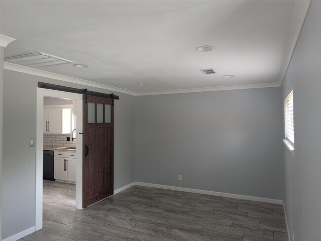 Building Photo - 4034 Shady Springs Dr