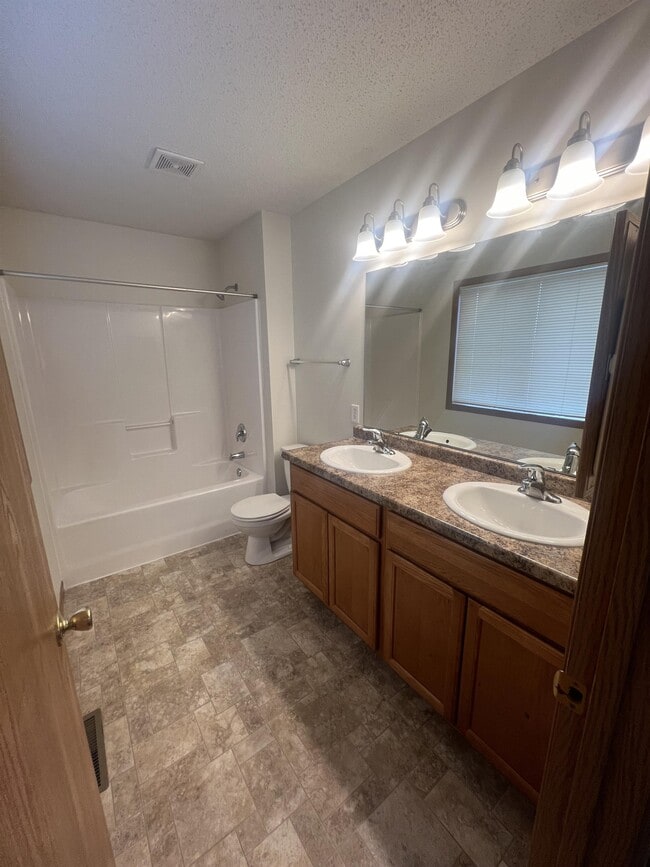 Building Photo - 4202 Estate Dr S