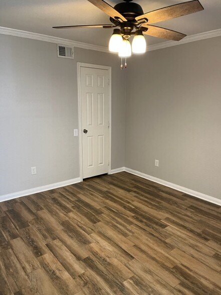 Building Photo - 1880 White Oak Dr