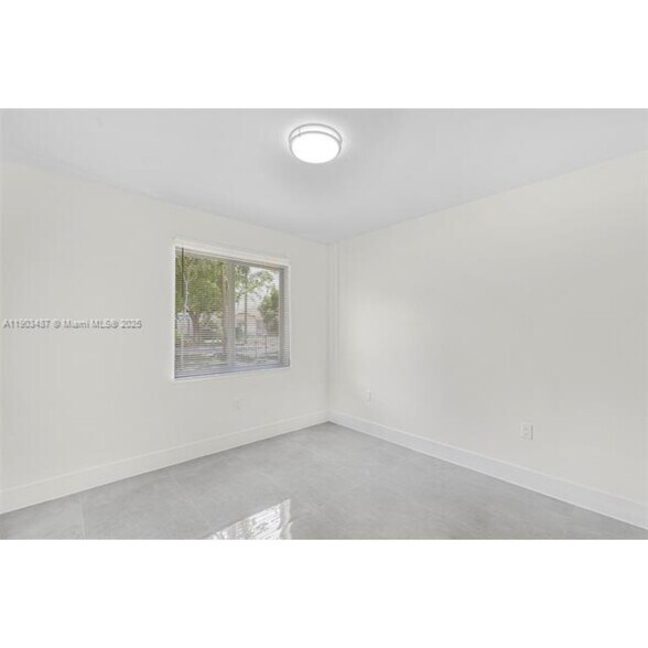 Building Photo - 933 NW 50th St